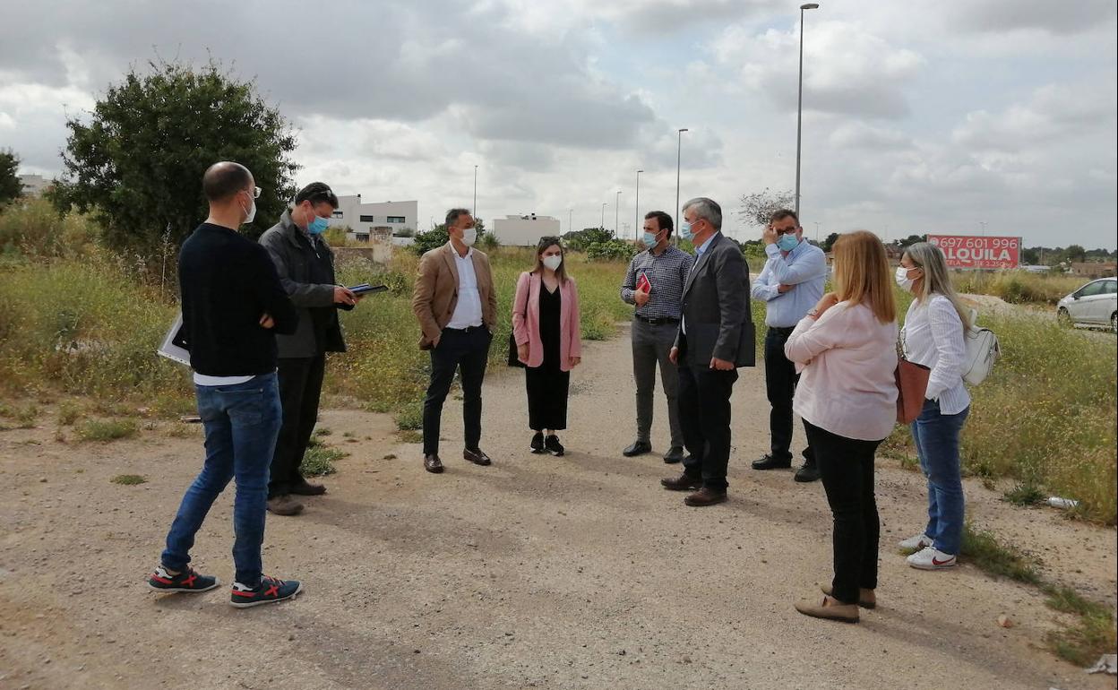 Visita a la zona donde se construirá el centro. 