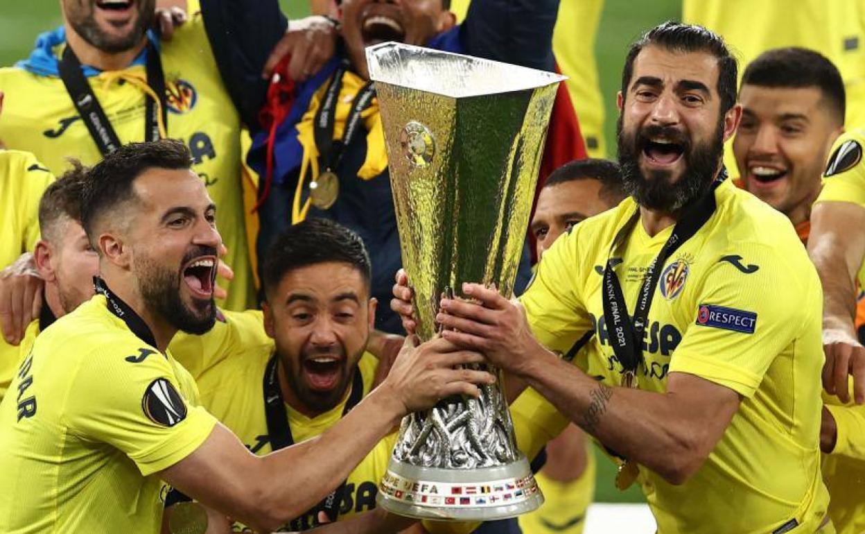 Momento de la entrega de la copa de la Europa League a los futbolistas del Villarreal. 