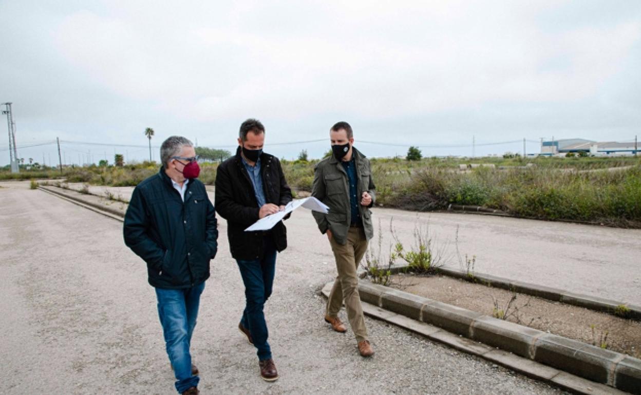 El edil de Urbanismo de Gandia, Pep Alandete, durante una visita a Sanxo Llop. 