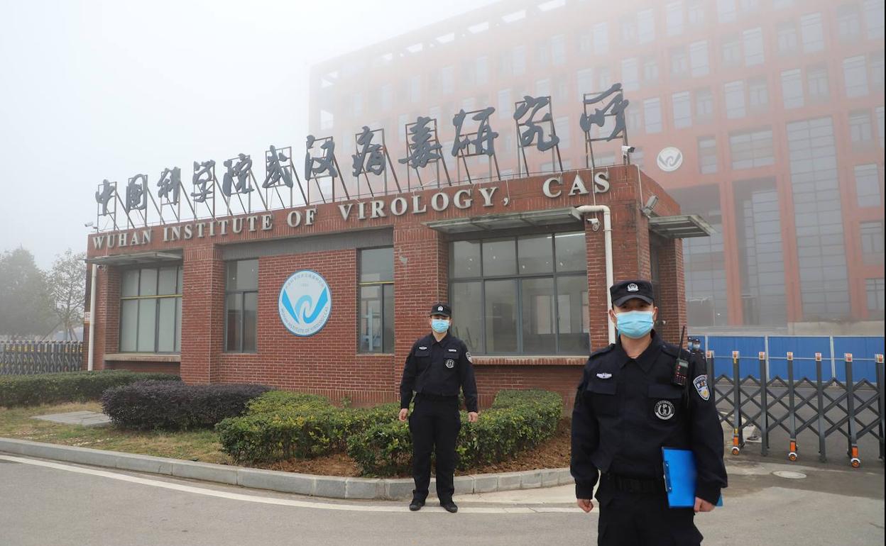 Dos guardas vigilan el acceso al laboratorio virológico de alta seguridad de Wuhan.