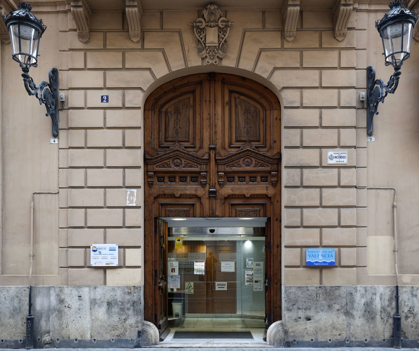 Se encuentra en la calle Serranos. El Palau Batlia es la sede de la diputación