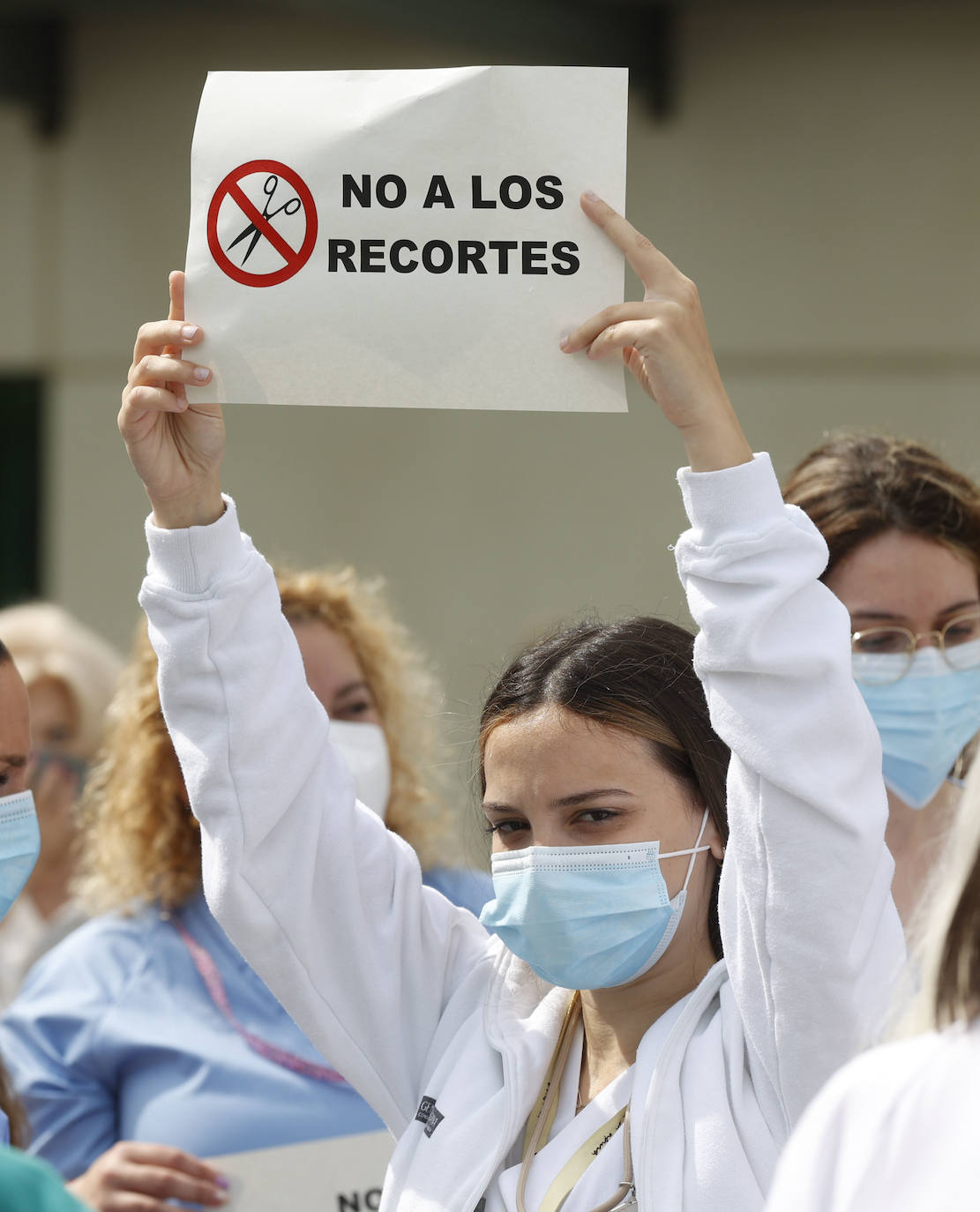 Cientos de sanitarios han protestado este jueves a las puertas de los principales hospitales de la Comunitat por la decisión de la Conselleria de Sanidad de prescindir de más de 3.000 de los 9.300 refuerzos contratados para hacer frente a la pandemia. El próximo 31 de mayo expiran los contratos de todos ellos y el departamento liderado por Ana Barceló ha optado por renovar a dos tercios de esta plantilla.