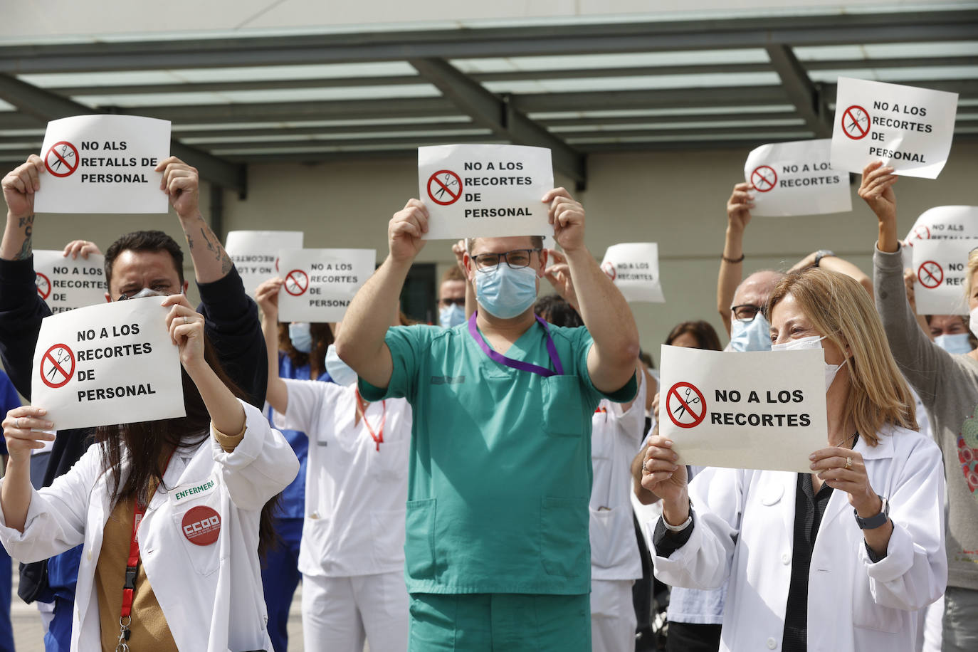 Cientos de sanitarios han protestado este jueves a las puertas de los principales hospitales de la Comunitat por la decisión de la Conselleria de Sanidad de prescindir de más de 3.000 de los 9.300 refuerzos contratados para hacer frente a la pandemia. El próximo 31 de mayo expiran los contratos de todos ellos y el departamento liderado por Ana Barceló ha optado por renovar a dos tercios de esta plantilla.