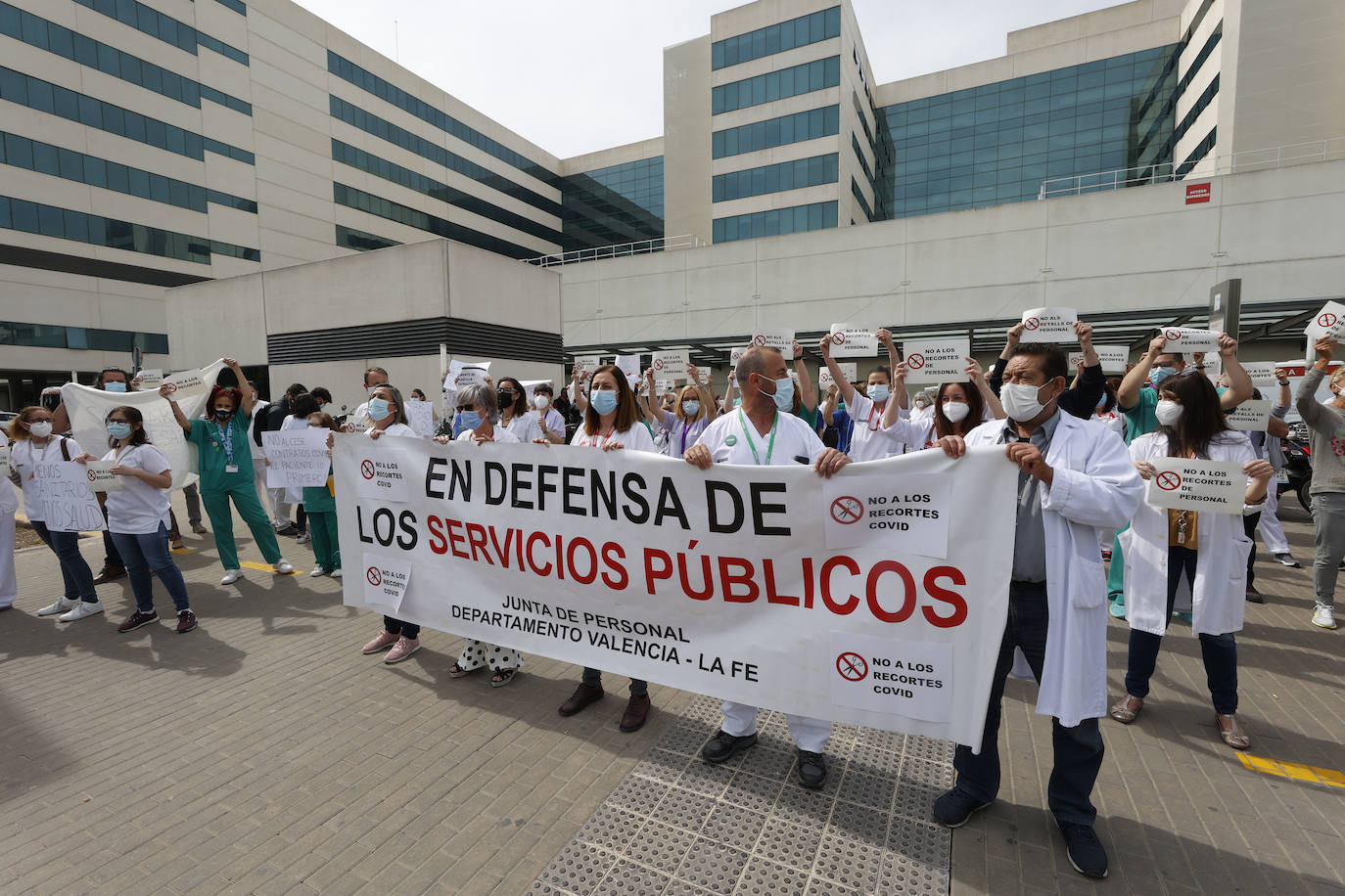 Cientos de sanitarios han protestado este jueves a las puertas de los principales hospitales de la Comunitat por la decisión de la Conselleria de Sanidad de prescindir de más de 3.000 de los 9.300 refuerzos contratados para hacer frente a la pandemia. El próximo 31 de mayo expiran los contratos de todos ellos y el departamento liderado por Ana Barceló ha optado por renovar a dos tercios de esta plantilla.