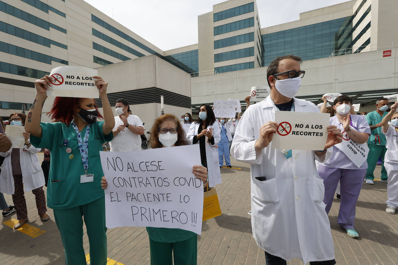 Cientos de sanitarios han protestado este jueves a las puertas de los principales hospitales de la Comunitat por la decisión de la Conselleria de Sanidad de prescindir de más de 3.000 de los 9.300 refuerzos contratados para hacer frente a la pandemia. El próximo 31 de mayo expiran los contratos de todos ellos y el departamento liderado por Ana Barceló ha optado por renovar a dos tercios de esta plantilla.