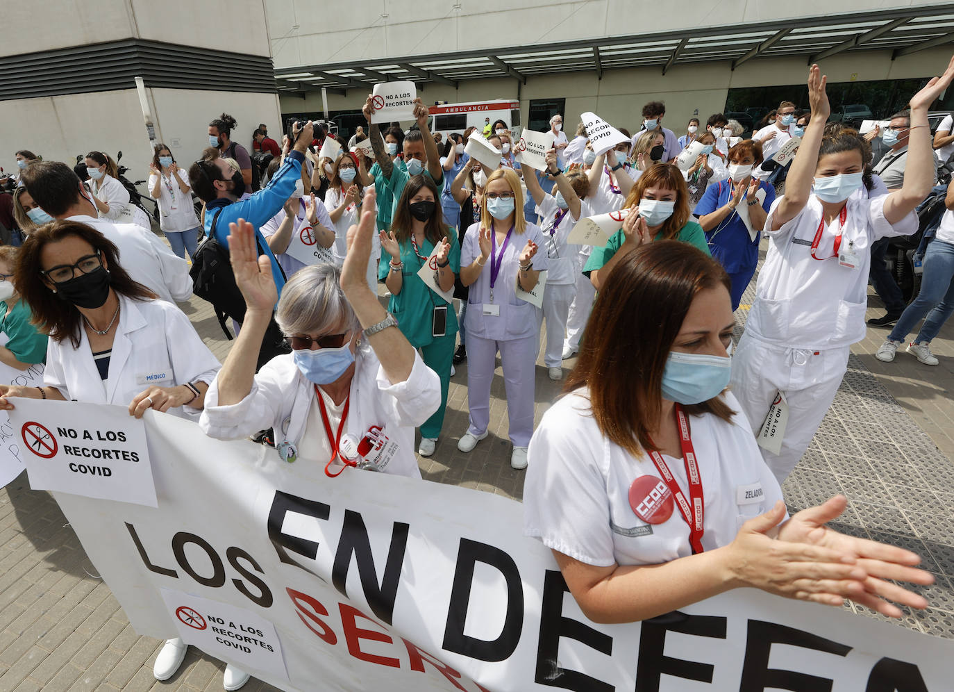 Cientos de sanitarios han protestado este jueves a las puertas de los principales hospitales de la Comunitat por la decisión de la Conselleria de Sanidad de prescindir de más de 3.000 de los 9.300 refuerzos contratados para hacer frente a la pandemia. El próximo 31 de mayo expiran los contratos de todos ellos y el departamento liderado por Ana Barceló ha optado por renovar a dos tercios de esta plantilla.