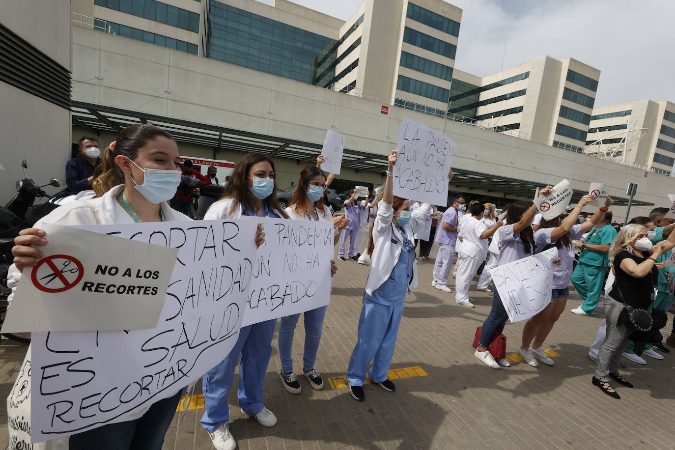 Cientos de sanitarios han protestado este jueves a las puertas de los principales hospitales de la Comunitat por la decisión de la Conselleria de Sanidad de prescindir de más de 3.000 de los 9.300 refuerzos contratados para hacer frente a la pandemia. El próximo 31 de mayo expiran los contratos de todos ellos y el departamento liderado por Ana Barceló ha optado por renovar a dos tercios de esta plantilla.