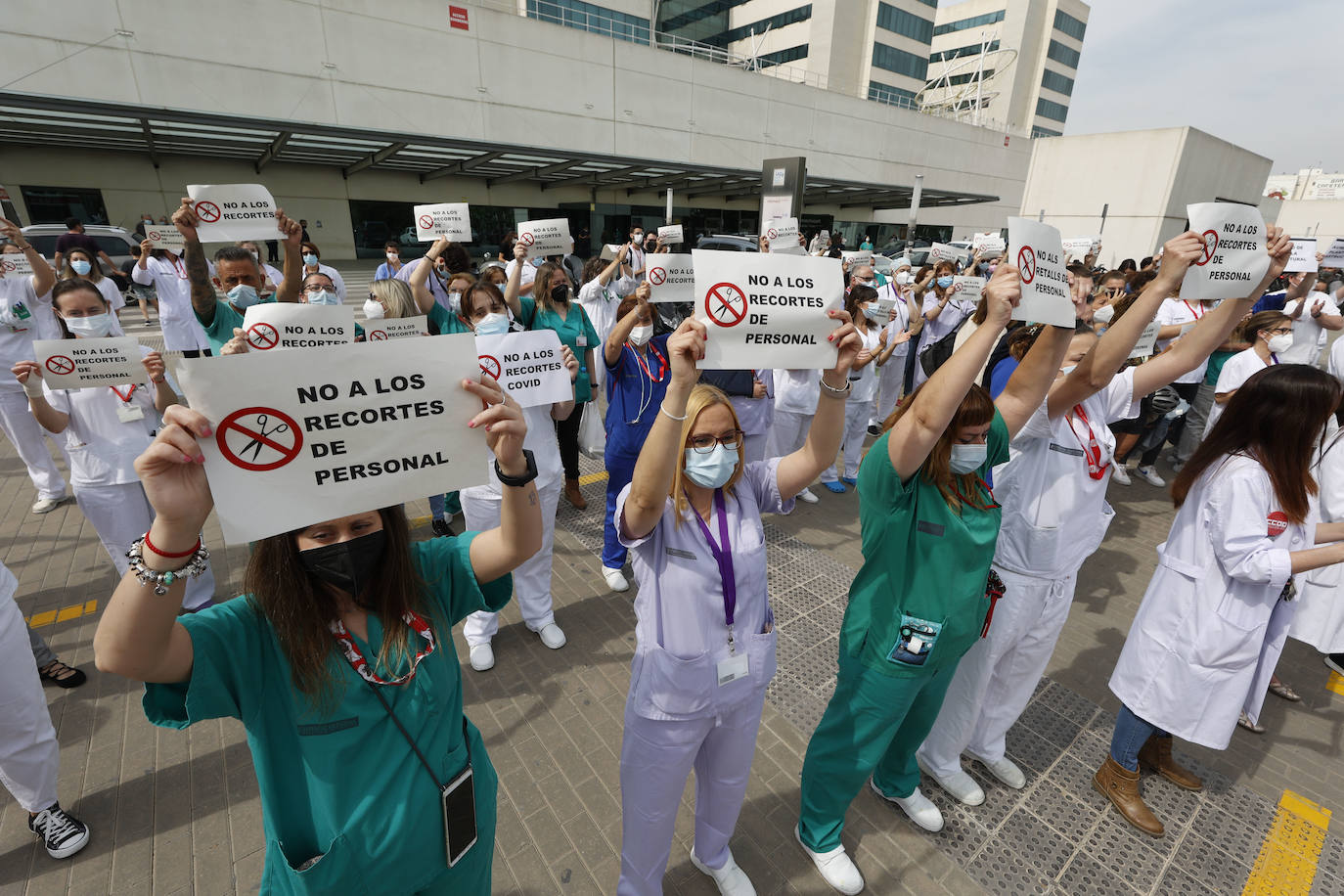 Cientos de sanitarios han protestado este jueves a las puertas de los principales hospitales de la Comunitat por la decisión de la Conselleria de Sanidad de prescindir de más de 3.000 de los 9.300 refuerzos contratados para hacer frente a la pandemia. El próximo 31 de mayo expiran los contratos de todos ellos y el departamento liderado por Ana Barceló ha optado por renovar a dos tercios de esta plantilla.