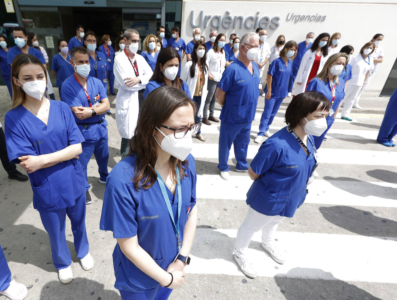 Cientos de sanitarios han protestado este jueves a las puertas de los principales hospitales de la Comunitat por la decisión de la Conselleria de Sanidad de prescindir de más de 3.000 de los 9.300 refuerzos contratados para hacer frente a la pandemia. El próximo 31 de mayo expiran los contratos de todos ellos y el departamento liderado por Ana Barceló ha optado por renovar a dos tercios de esta plantilla.