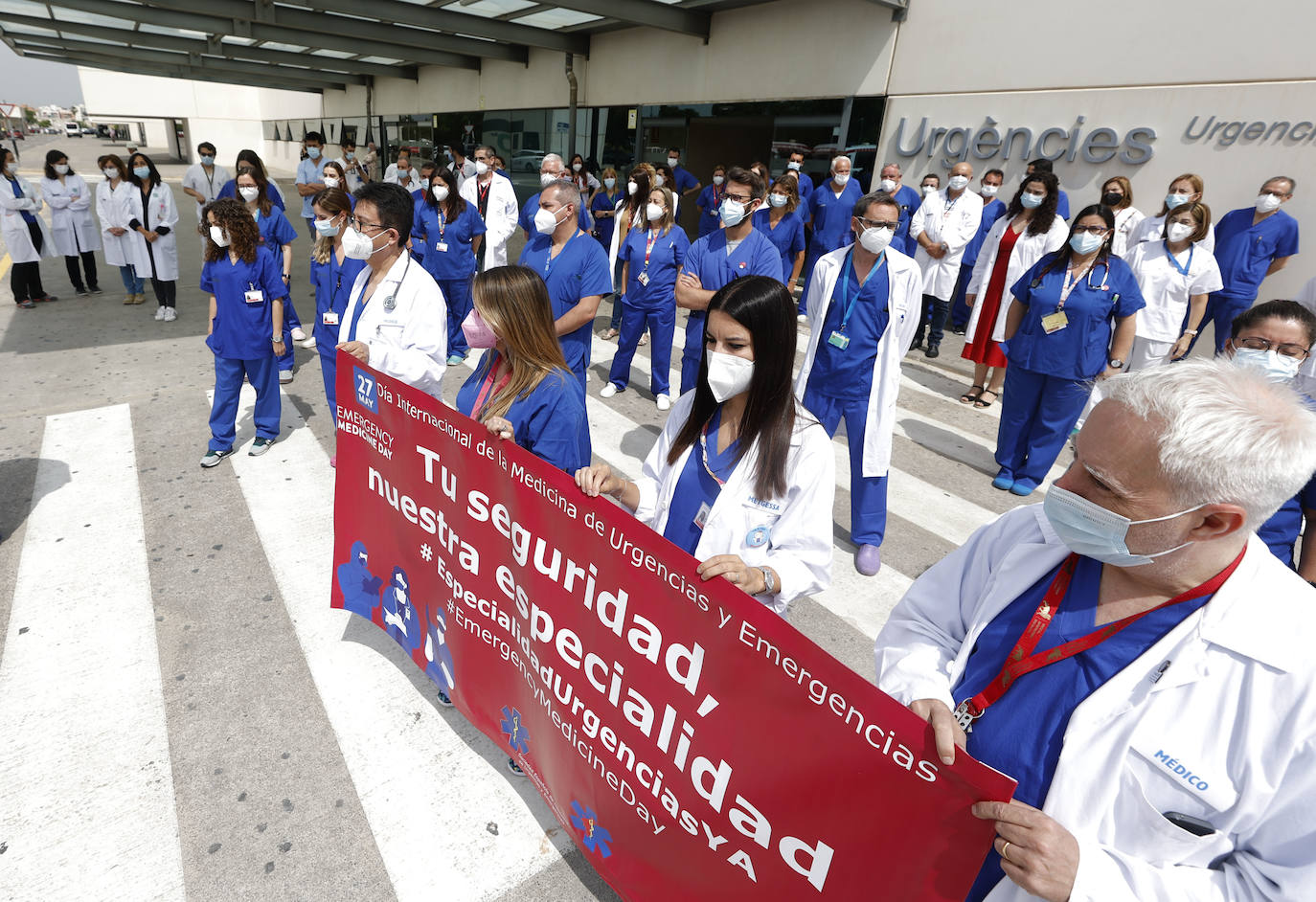 Cientos de sanitarios han protestado este jueves a las puertas de los principales hospitales de la Comunitat por la decisión de la Conselleria de Sanidad de prescindir de más de 3.000 de los 9.300 refuerzos contratados para hacer frente a la pandemia. El próximo 31 de mayo expiran los contratos de todos ellos y el departamento liderado por Ana Barceló ha optado por renovar a dos tercios de esta plantilla.