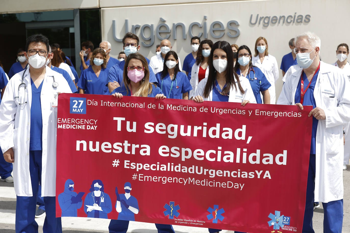 Cientos de sanitarios han protestado este jueves a las puertas de los principales hospitales de la Comunitat por la decisión de la Conselleria de Sanidad de prescindir de más de 3.000 de los 9.300 refuerzos contratados para hacer frente a la pandemia. El próximo 31 de mayo expiran los contratos de todos ellos y el departamento liderado por Ana Barceló ha optado por renovar a dos tercios de esta plantilla.