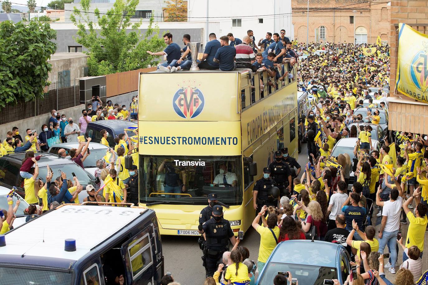 Vila-real se ha echado a la calle para celebrar el título del conjunto amarillo