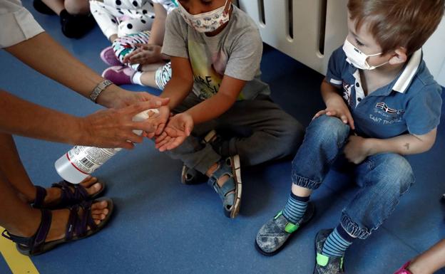 Sanidad estudia ya cómo vacunar a jóvenes tras la 'inmunidad de rebaño'