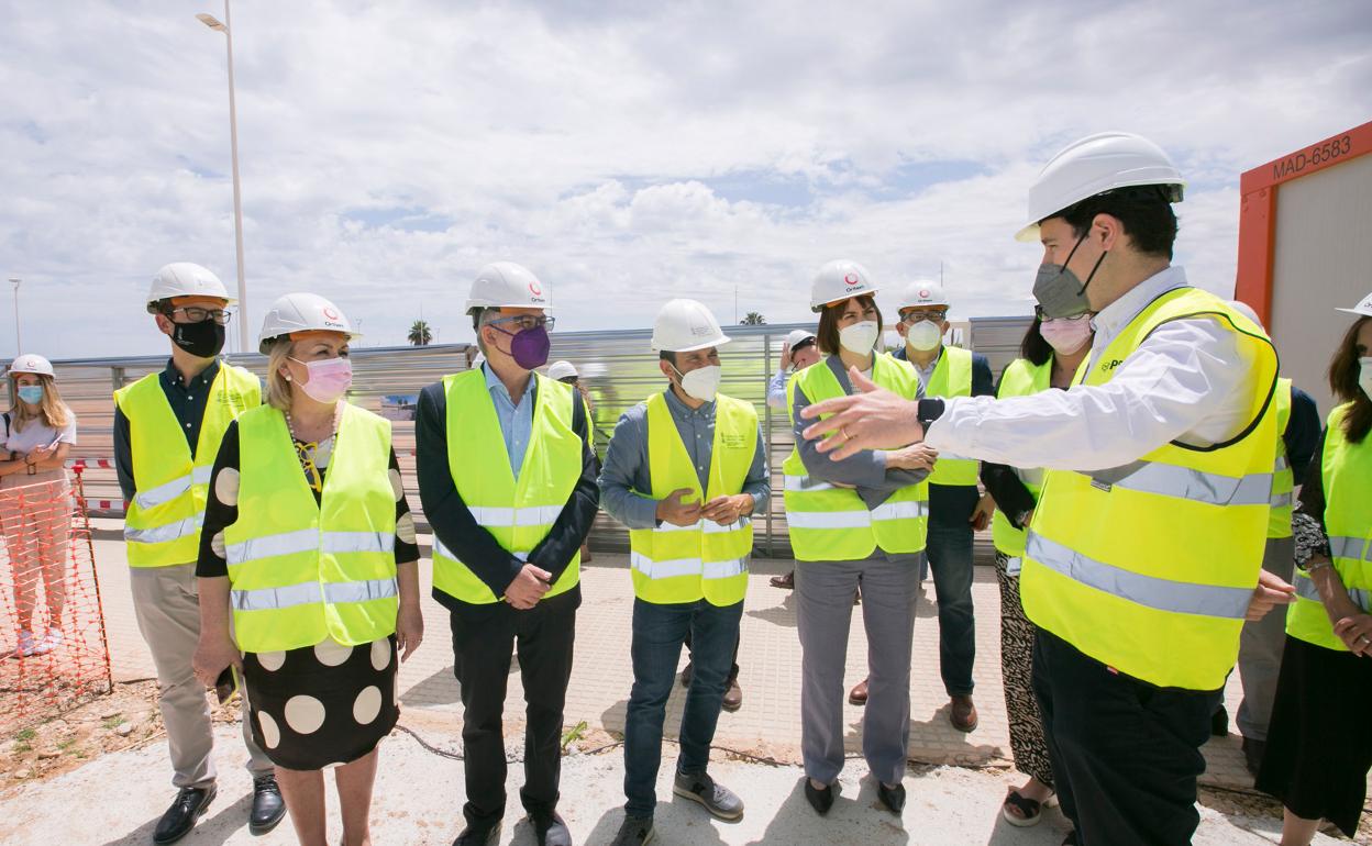 El conseller Vicent Marzà ayer en Gandia, durante la visita a las obras del colegio Les Foies, en el Grau. 