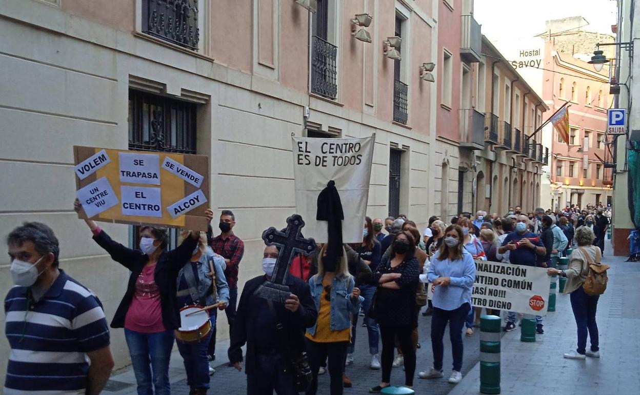 Ciudadanos manifestándose a su paso por la calle Casablanca de Alcoy. 