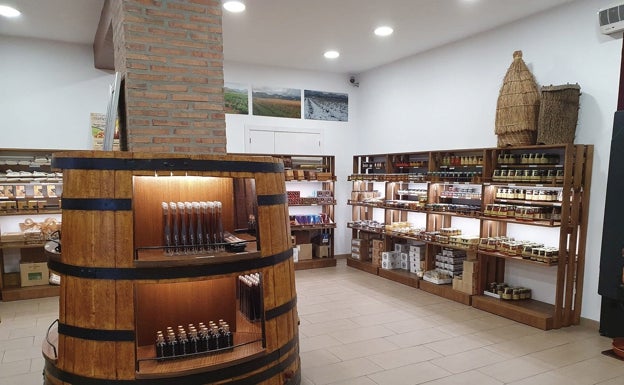 Interior de la tienda de Bodegas Xaló.