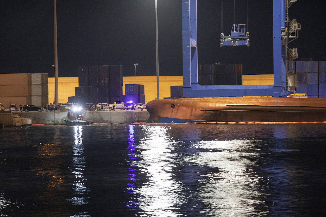 Fotos: Vuelca un buque en el Puerto de Castellón