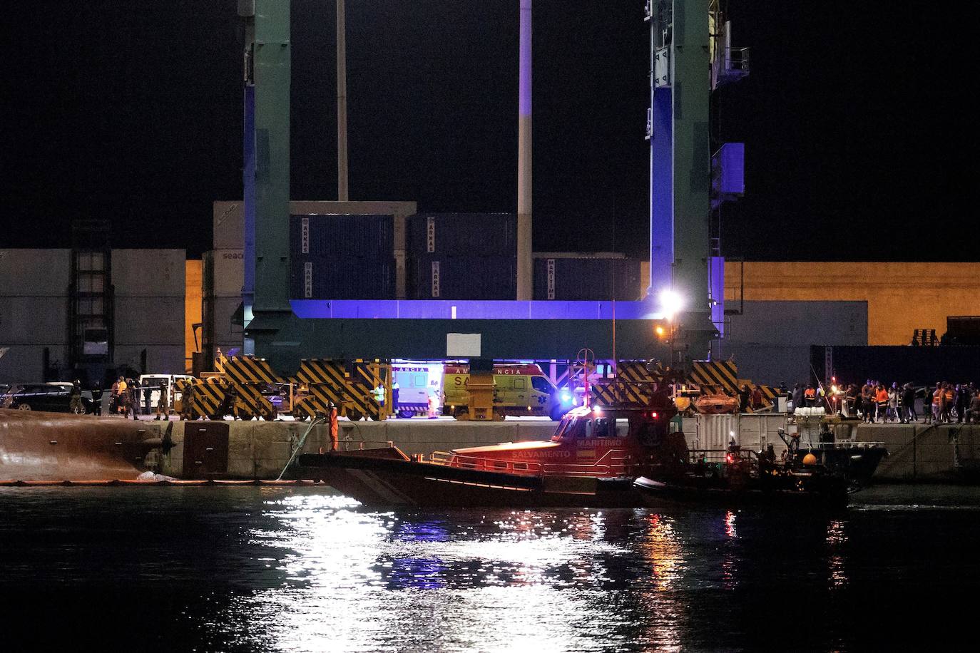 Fotos: Vuelca un buque en el Puerto de Castellón