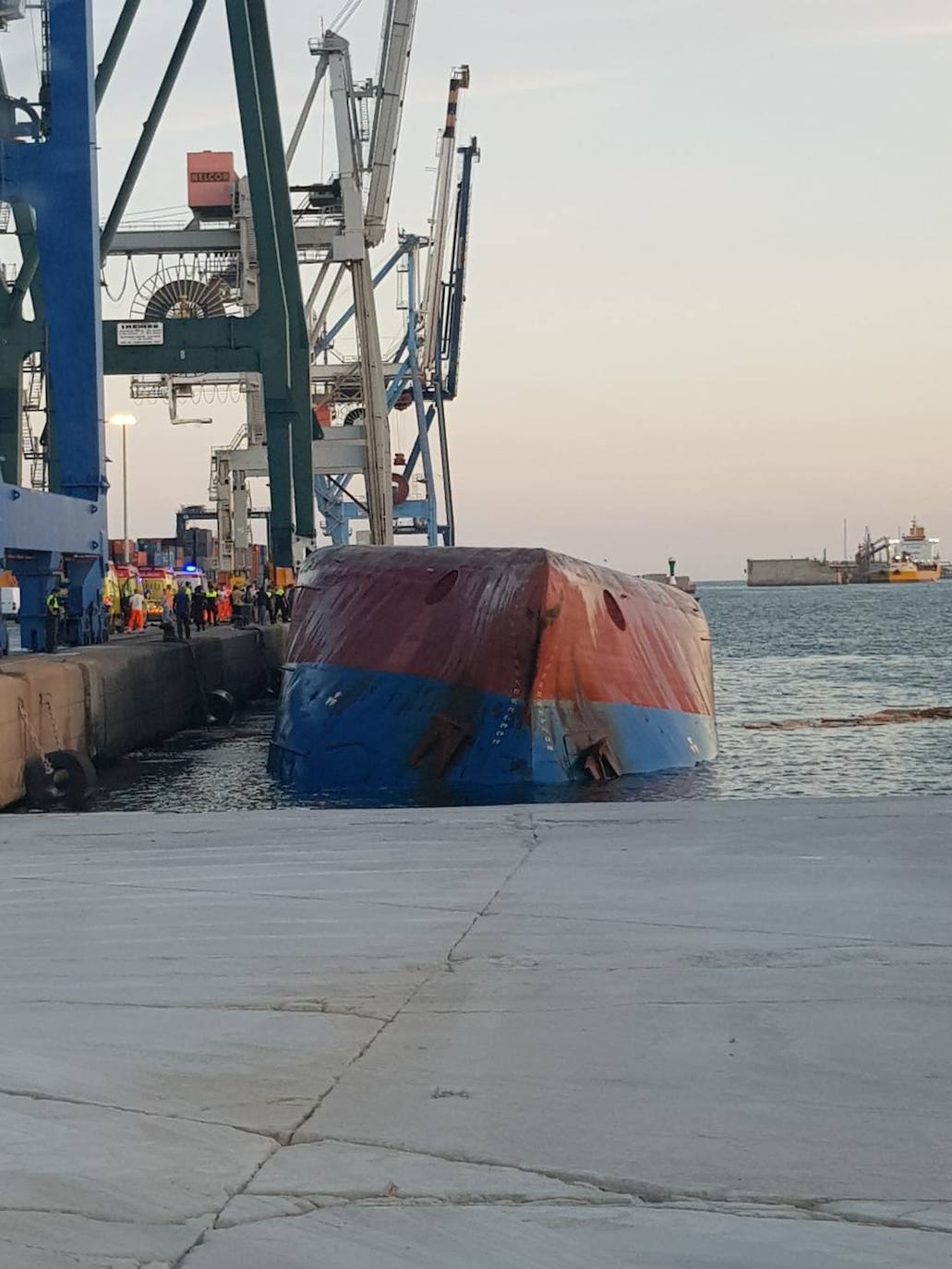 Fotos: Vuelca un buque en el Puerto de Castellón