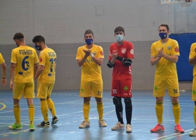 Imagen secundaria 1 - La plantilla del Mar Dénia antes y  después del encuentro ante el Ibiza. 