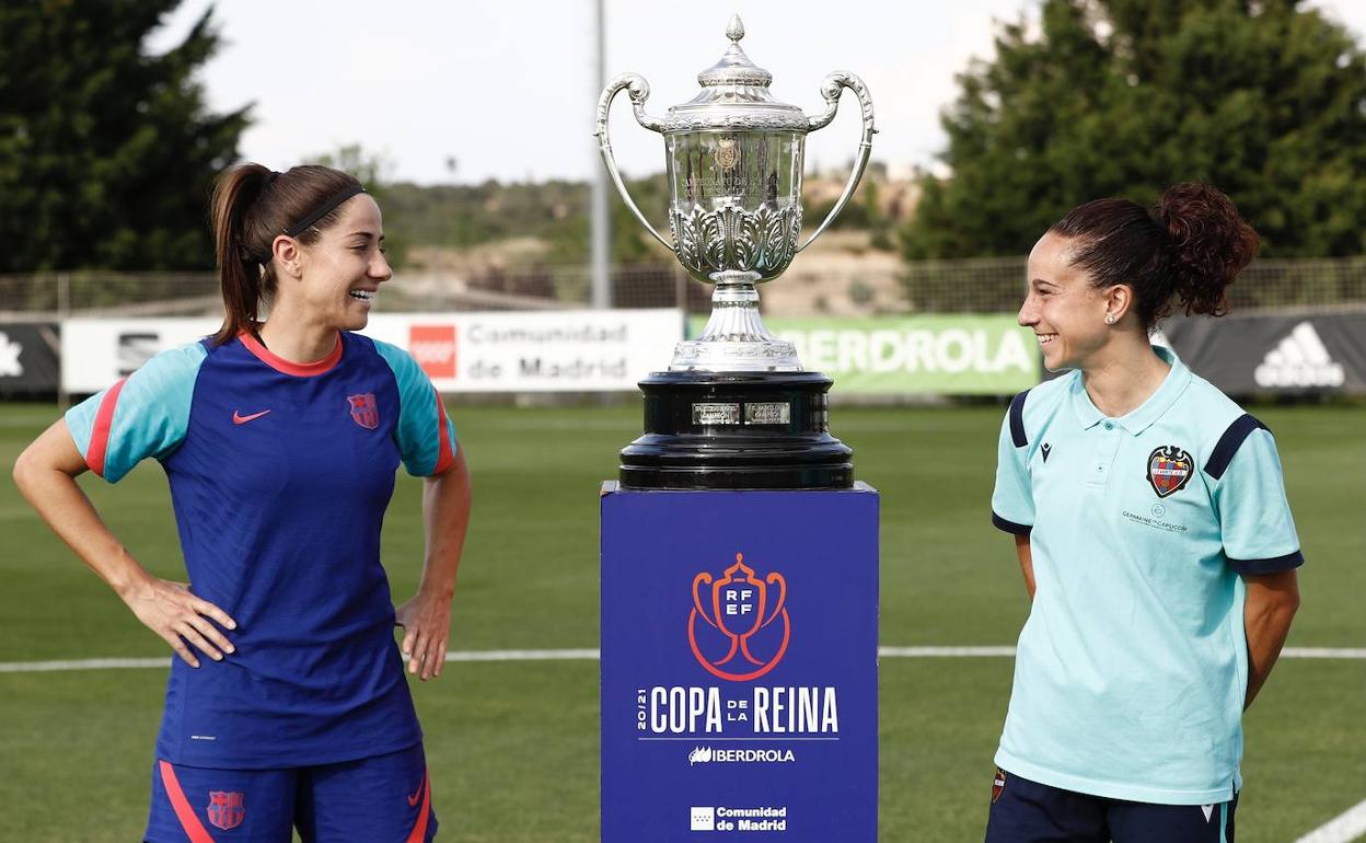 Vicky Losada y María Alharilla, capitana del Barcelona y del Levante, respectivamente, ayer.