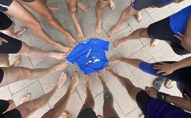 Miembros del club, muestran sus pies tras una salida el pasado fin de semana en Valencia. 