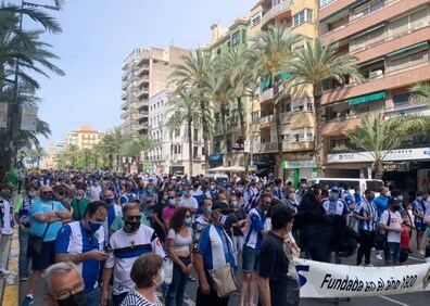 Imagen secundaria 1 - Imágenes de la manifestación herculana por las calles de Alicante. 