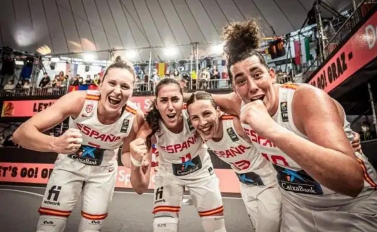 Las jugadoras de España celebran la victoria. 