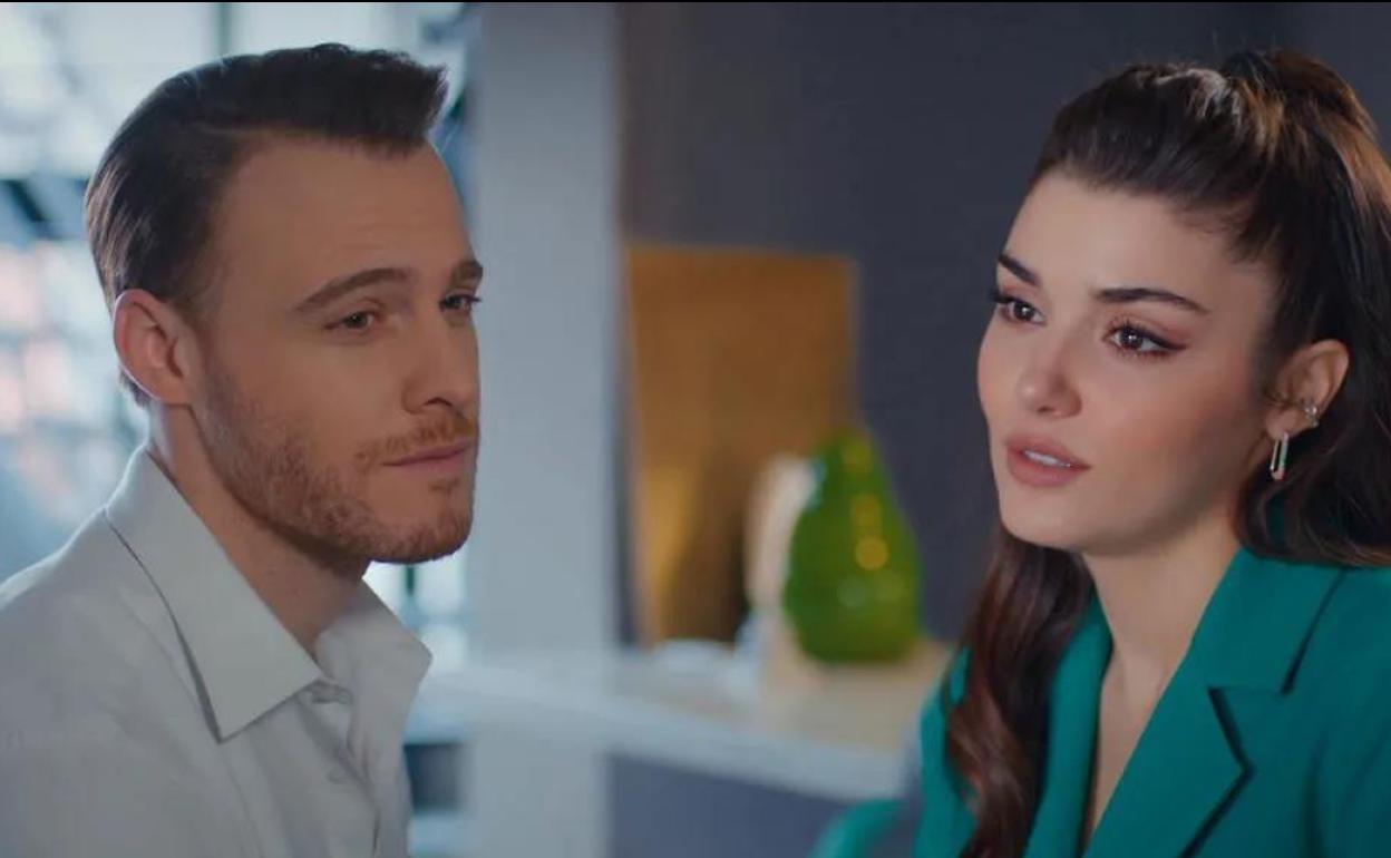 Kerem Bürsin y Hande Erçel, protagonistas de 'Love is in the air'.