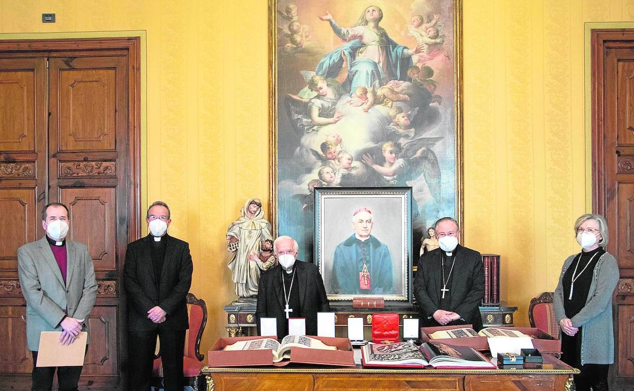 Cañizares y Cerro, en el centro, en el acto de entrega del lienzo del cardenal Sancha. 