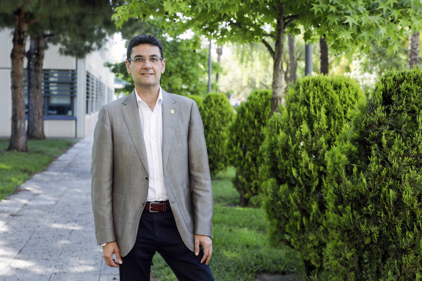 Francisco Mora abandona este lunes 31 de mayo su despacho como rector de la Universidad Politécnica de Valencia y pone fin a una etapa de ocho años. Ingeniero de Telecomunicaciones, se marchó de Erasmus el año que comenzaba el programa europeo. Cree que la fuerza de voluntad y la curiosidad son las herramientas fundamentales, virtudes que en su momento le permitieron llegar desde la Electrónica a ser rector de la Universidad. 