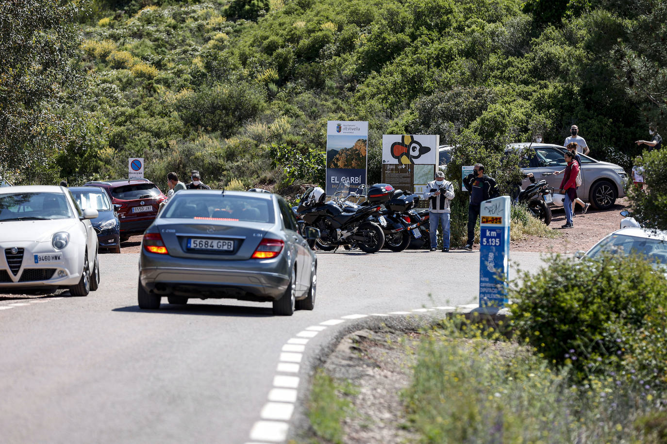 La estabilidad en la evolución de la pandemia y las altas temperaturas llenan de visitantes tanto la playa como la montaña