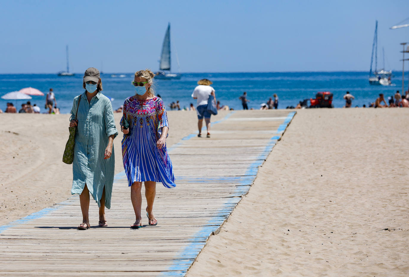 La estabilidad en la evolución de la pandemia y las altas temperaturas llenan de visitantes tanto la playa como la montaña