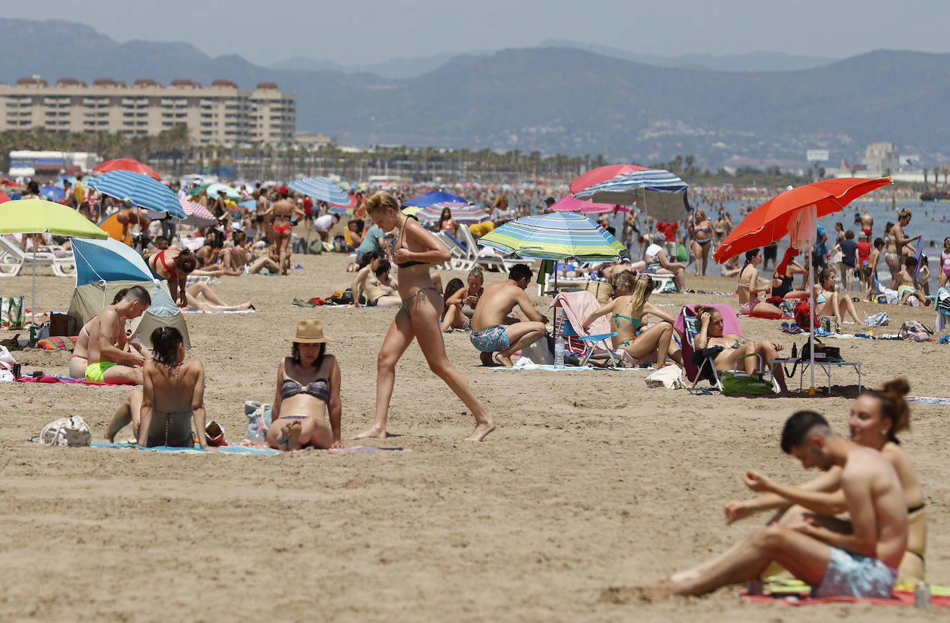 La estabilidad en la evolución de la pandemia y las altas temperaturas llenan de visitantes tanto la playa como la montaña