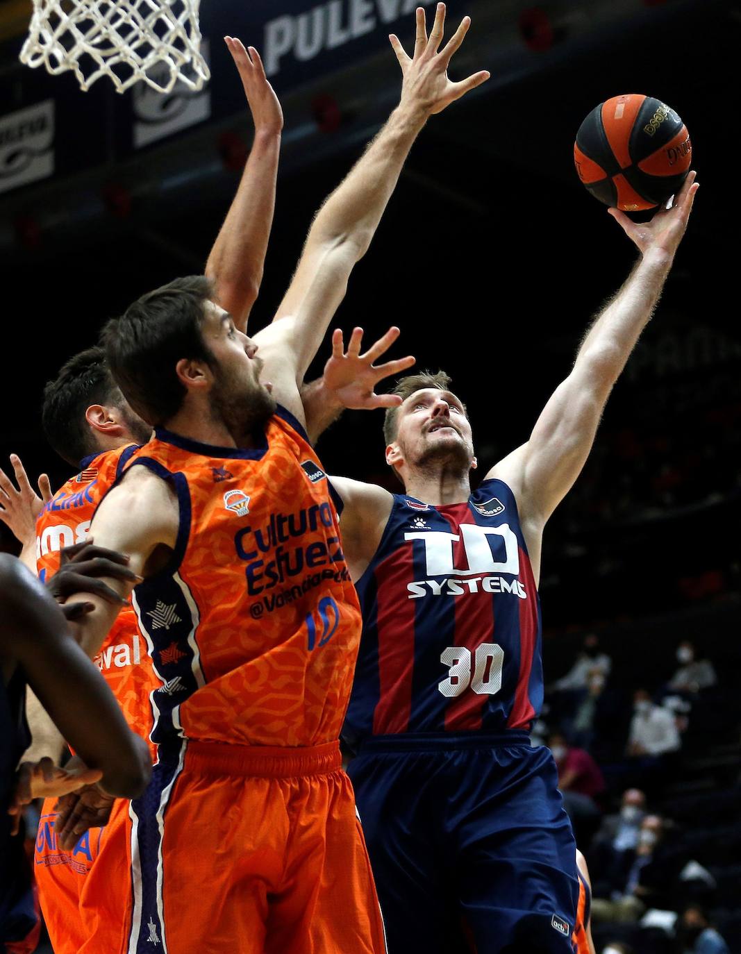 Fotos: Las mejores imágenes del Valencia Basket-TD Systems Baskonia (Primer partido)