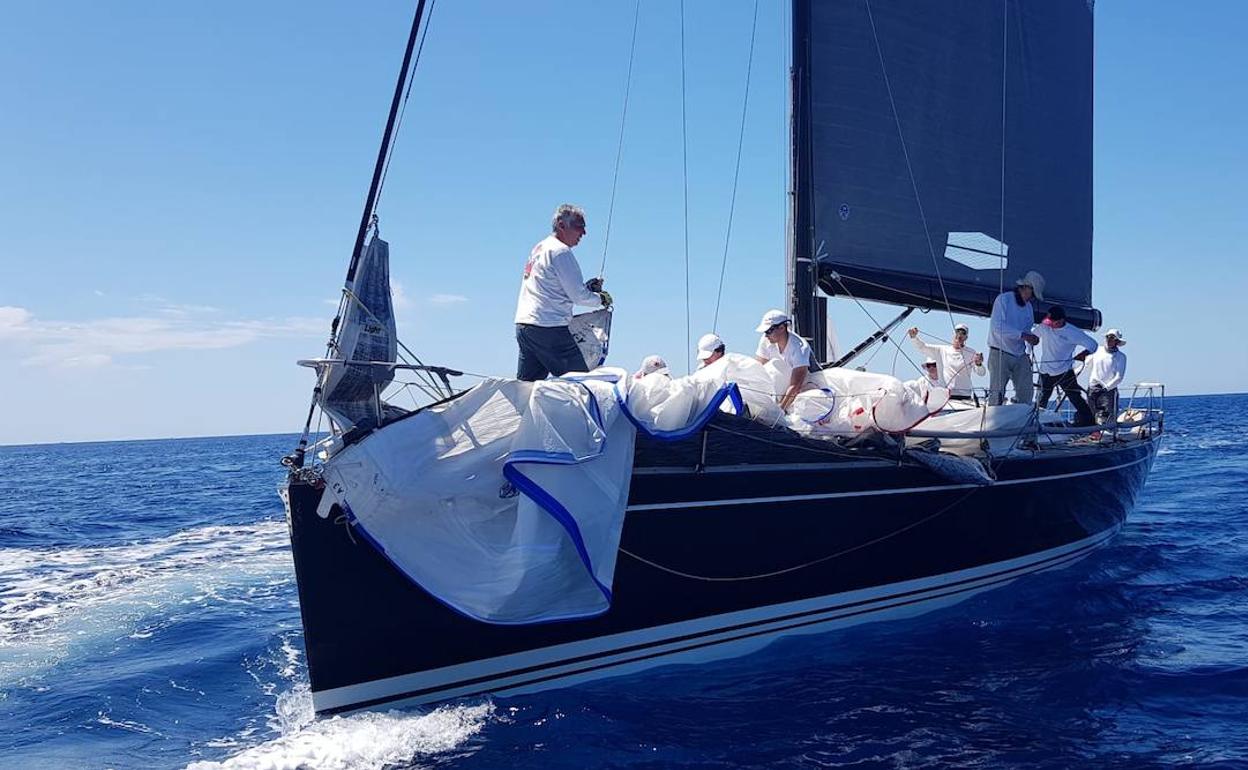 La tripulación del  'Brujo' en plena travesía hacia Ibiza. 