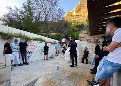 Imagen secundaria 1 - Despliegue de la Policía Local para frenar el botellón y los comportamientos imprudentes. 