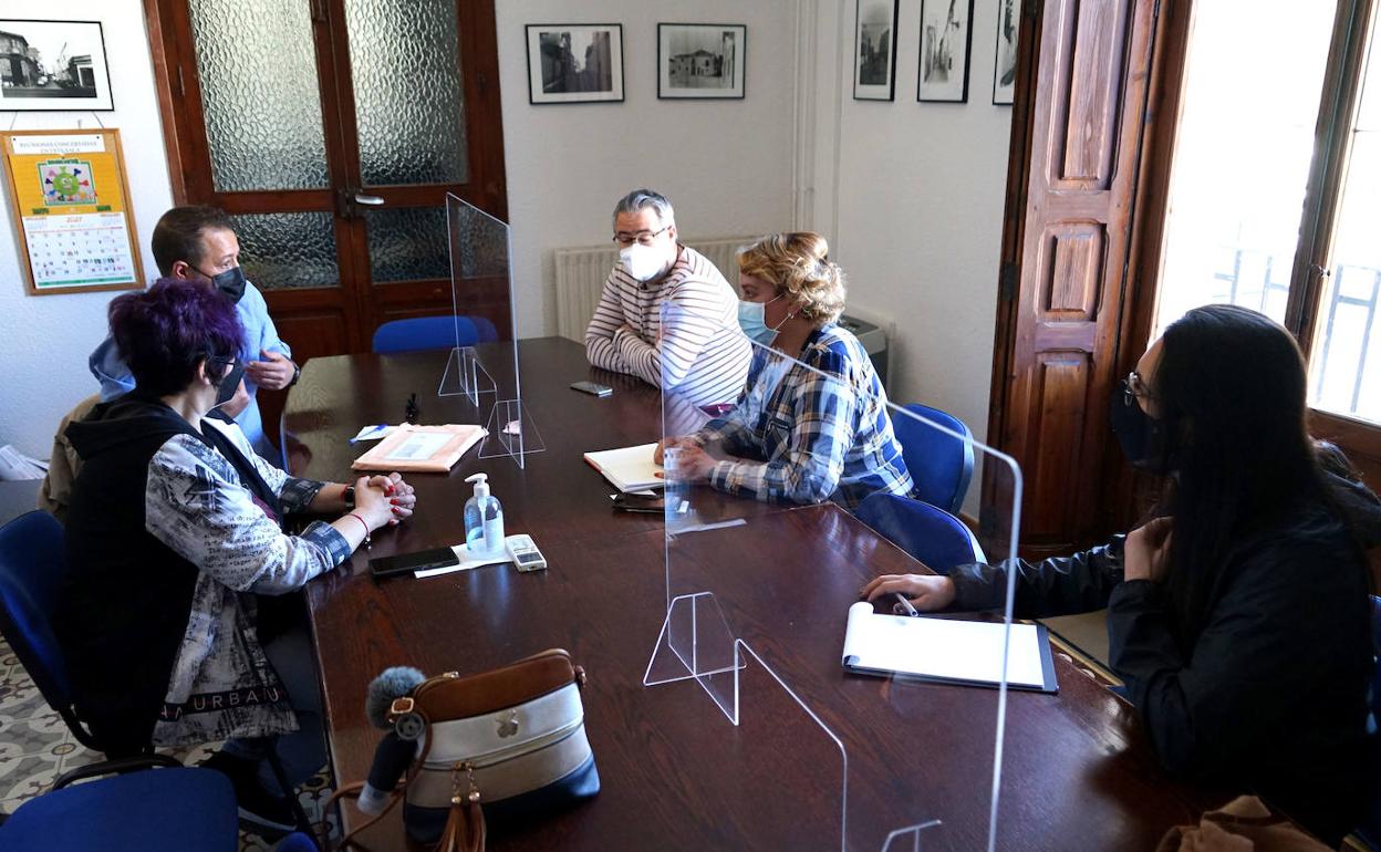 La reunión con representantes de las entidades locales. 