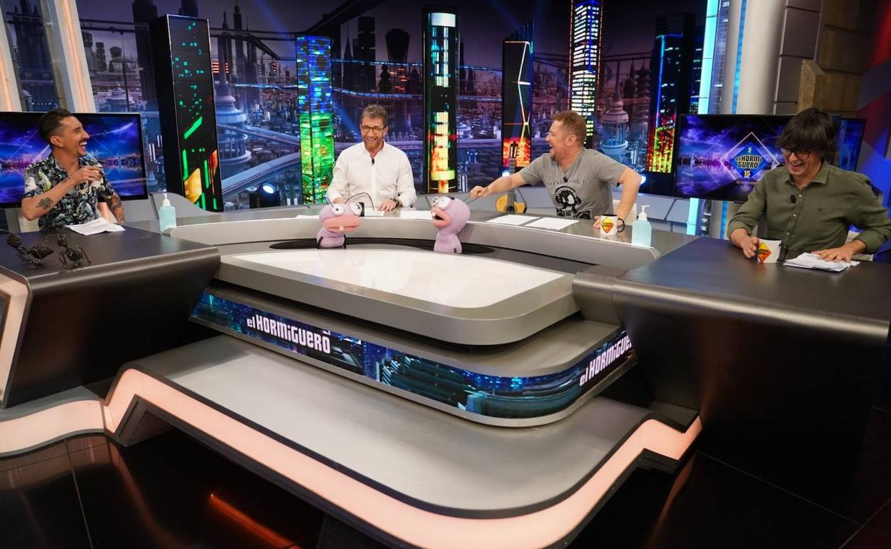 Pablo Motos junto con algunos colaboradores de 'El Hormiguero'. 