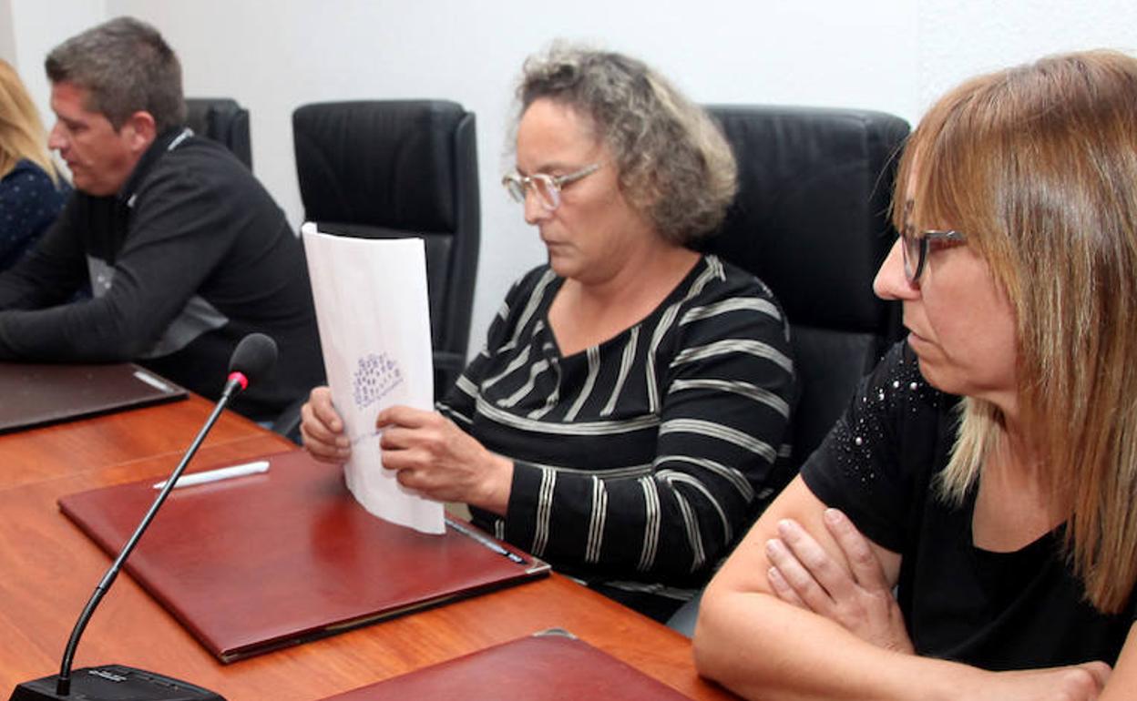 Nieves García, en el centro, durante un pleno de la pasada legislatura. 