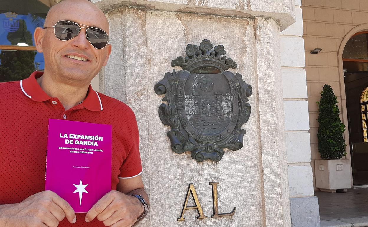 Paco Mas con un ejemplar de 'La expansión de Gandia', que relata los años de gestión de Juan Lorente como alcalde. 