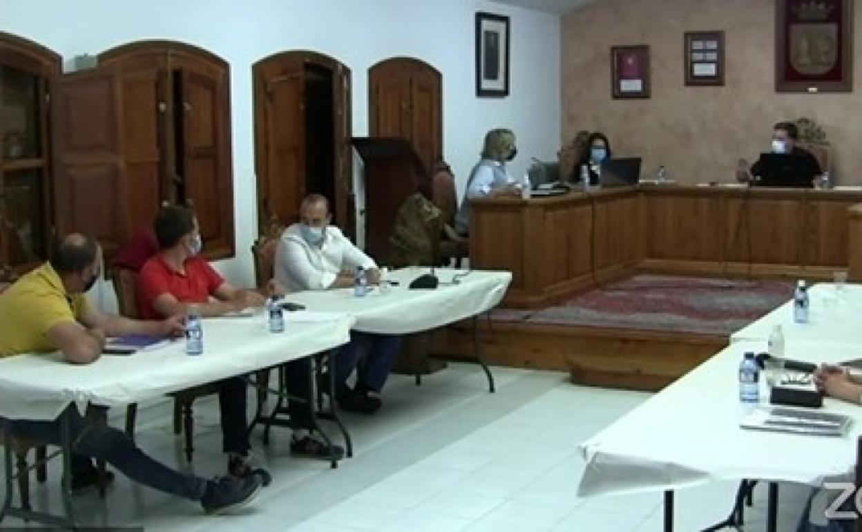 Momento del pleno municipal de La Font de la Figuera. 