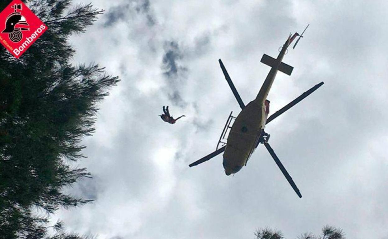 El helicóptero  durante las labores de rescate. 