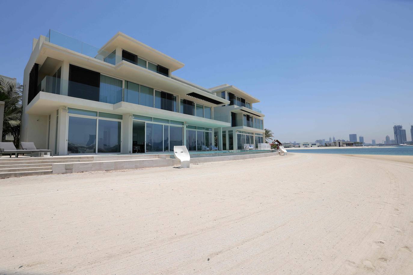 Tras seis meses de declive, el mercado inmobiliario de Dubái se recupera gracias a numerosos ricos extranjeros que encuentran en ese emirato del Golfo una vía de escape a los confinamientos y otras medidas sanitarias restrictivas, revitalizando así una economía que estaba convaleciente. Villas de lujo -algunas con campo de golf-, son las más codiciadas, y muchos europeos miran hacia Palm Jumeirá, una isla artificial en forma de palmera. Actualmente, la joya del mercado es una villa moderna de 1.309 metros cuadrados de estilo italiano -playa de 60 metros, mármol blanco, piscina enorme y cine incluido- situada en el extremo de una de las hojas de palmera. Precio: 22 millones de euros (26 millones de dólares).