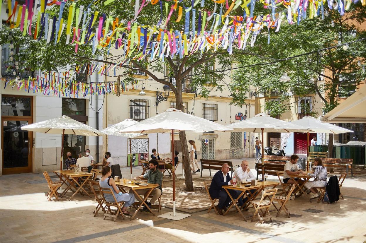 Una terraza en una plaza del centro de Valencia. iván arlandis