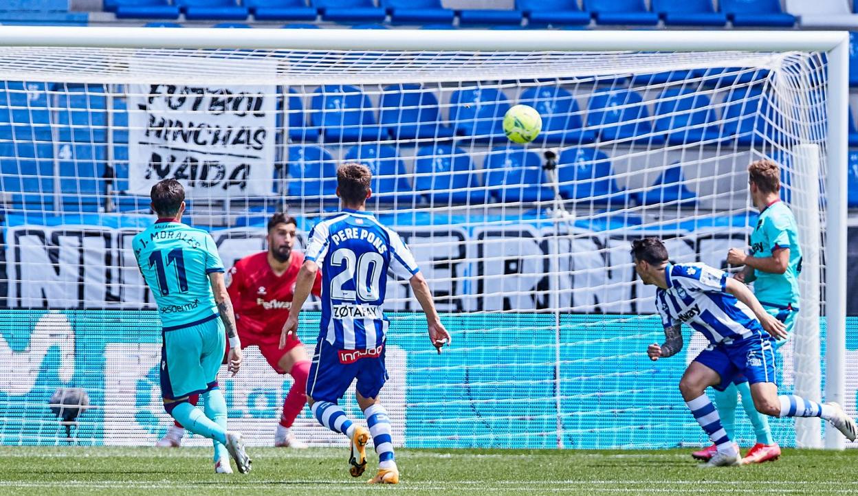 José Luis Morales marca un golazo ante el Alavés. ep