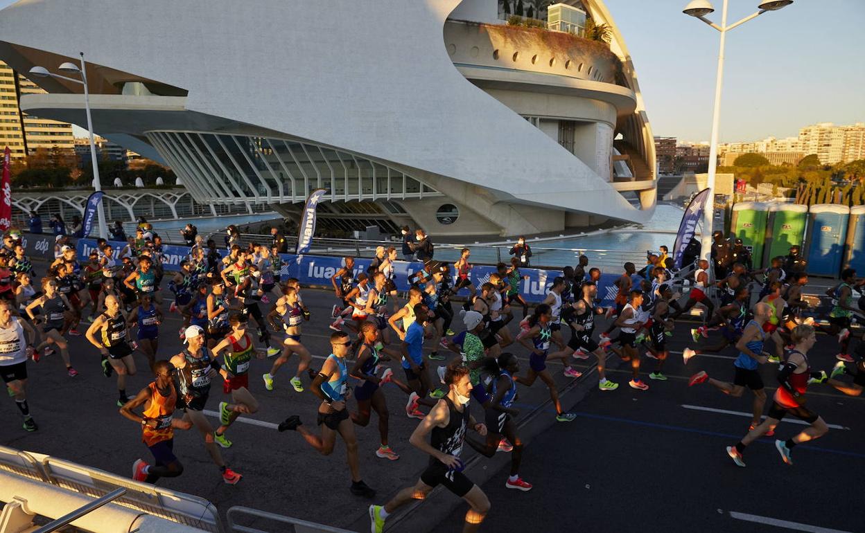 Participantes en los primeros metros del Maratón Valencia Trinidad Alfonso EDP en 2020. 