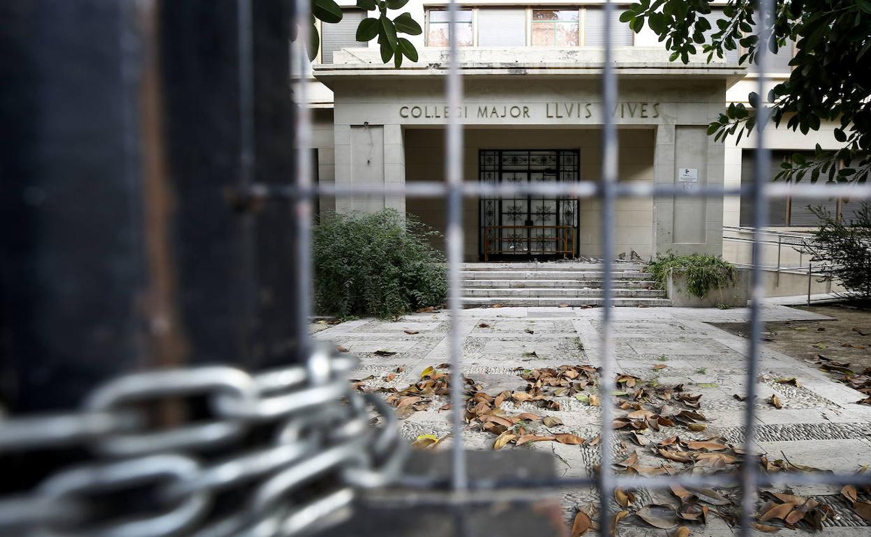 Entrada principal del colegio mayor Lluís Vives, recayente a la avenida Blasco Ibáñez de Valencia. 