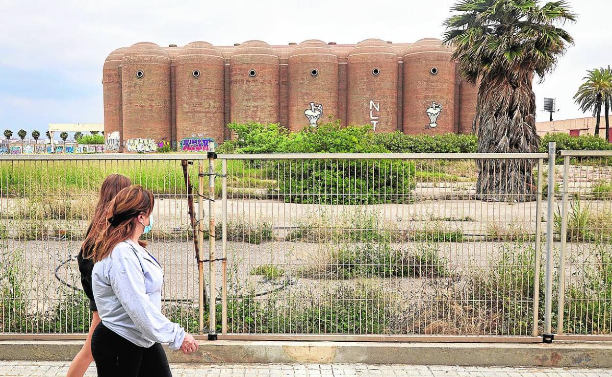 Las antigua bodegas Vinival en La Patacona, deterioradas por los actos vandálicos. 