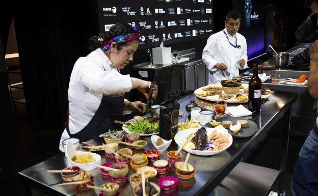 Marcela Jojoa Criollo y Aníbal Criollo cocinan en el escenario de Madrid Fusión.